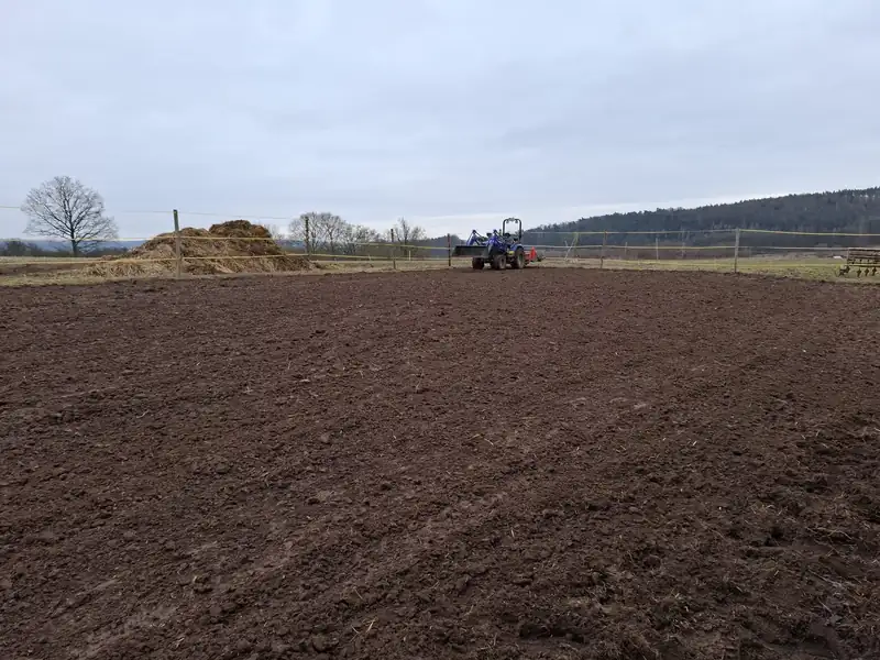 Fertig gefräste Fläche, im Hintergrund der Kleintraktor