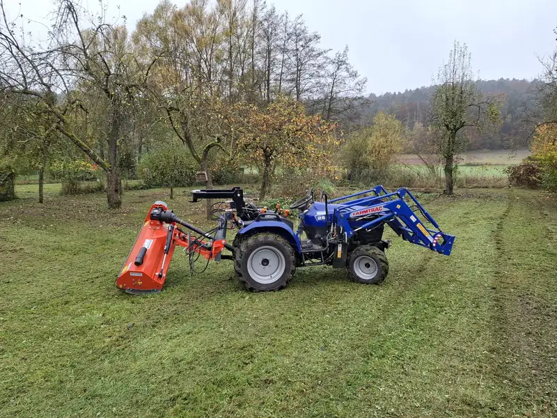 Kleintraktor mit Mulcher auf einer gemulchten Obstwiese
